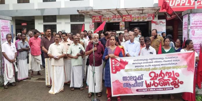 കെ.എസ്.കെ.ടി.യു താലൂക്ക് ഓഫീസ് മാര്ച്ചും ധര്ണ്ണയും നടത്തി കെ.എസ്.കെ.ടി.യു താലൂക്ക് ഓഫീസ് മാര്ച്ചും ധര്ണ്ണയും നടത്തി