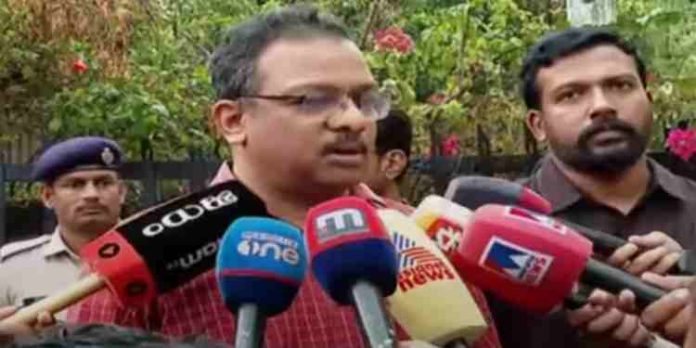നിർത്തിയിട്ട ട്രെയിനിലെ തീപിടിത്തം: ഒരു നിഗമനത്തിലും എത്തിയിട്ടില്ല, പോലീസ് അന്വേഷിക്കട്ടെയെന്ന് എ.ഡി.ആർ.എം നിർത്തിയിട്ട ട്രെയിനിലെ തീപിടിത്തം: ഒരു നിഗമനത്തിലും എത്തിയിട്ടില്ല, പോലീസ് അന്വേഷിക്കട്ടെയെന്ന് എ.ഡി.ആർ.എം