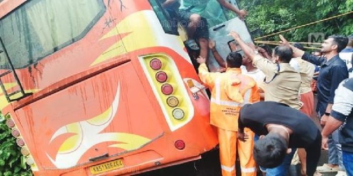 കോളേജ് വിദ്യാർഥികൾ സഞ്ചരിച്ചിരുന്ന ടൂറിസ്റ്റ് ബസ് ഓട്ടത്തിനിടെ കൊക്കയിലേക്ക് തെന്നി നീങ്ങി ; 50 പേരെ രക്ഷിച്ചു കോളേജ് വിദ്യാർഥികൾ സഞ്ചരിച്ചിരുന്ന ടൂറിസ്റ്റ് ബസ് ഓട്ടത്തിനിടെ കൊക്കയിലേക്ക് തെന്നി നീങ്ങി ; 50 പേരെ രക്ഷിച്ചു