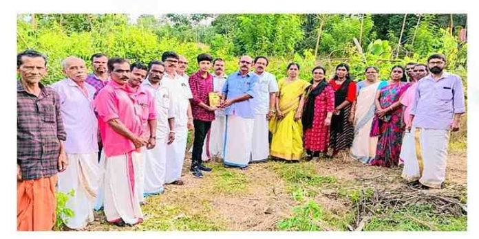 പ്ലസ്ടു സി.ബി.എസ്.ഇ പരീക്ഷയില് തിളക്കമാർന്ന വിജയം കൈവരിച്ച അഭിനന്ദുവിനെ ആദരിച്ച് സിപിഐ പെരുനാട് ലോക്കല് കമ്മറ്റി പ്ലസ്ടു സി.ബി.എസ്.ഇ പരീക്ഷയില് തിളക്കമാർന്ന വിജയം കൈവരിച്ച അഭിനന്ദുവിനെ ആദരിച്ച് സിപിഐ പെരുനാട് ലോക്കല് കമ്മറ്റി