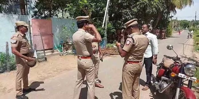കടലൂരിൽ പഞ്ചായത്ത് പ്രസിഡന്റിന്റെ ഭർത്താവിനെ പട്ടാപ്പകല് വെട്ടിക്കൊന്നു ; വൻ പോലീസ് സന്നാഹം കടലൂരിൽ പഞ്ചായത്ത് പ്രസിഡന്റിന്റെ ഭർത്താവിനെ പട്ടാപ്പകല് വെട്ടിക്കൊന്നു ; വൻ പോലീസ് സന്നാഹം
