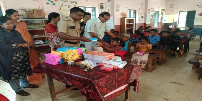 പഠനോപകരണങ്ങള് വിതരണം ചെയ്തു പഠനോപകരണങ്ങള് വിതരണം ചെയ്തു