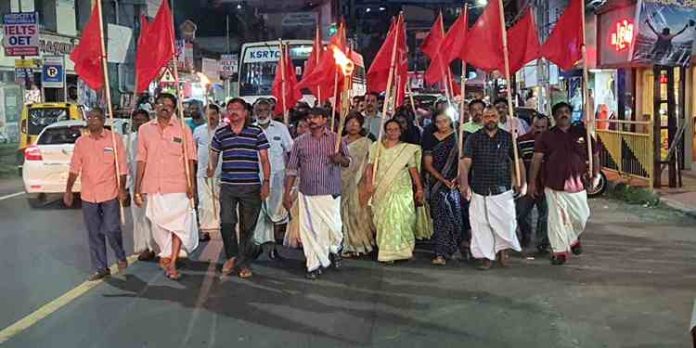ദില്ലിയില് സമരം ചെയ്യുന്ന ഗുസ്തി താരങ്ങള്ക്ക് പിന്തുണയുമായി കര്ഷകസംഘം ദില്ലിയില് സമരം ചെയ്യുന്ന ഗുസ്തി താരങ്ങള്ക്ക് പിന്തുണയുമായി കര്ഷകസംഘം