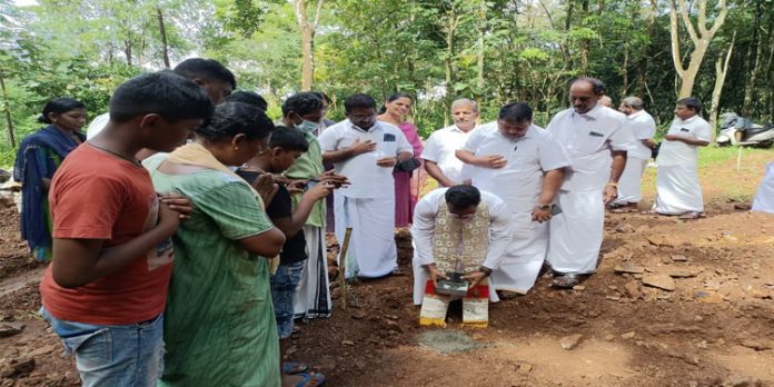 കാരുണ്യഭവനത്തിന് തറക്കല്ലിട്ടു കാരുണ്യഭവനത്തിന് തറക്കല്ലിട്ടു