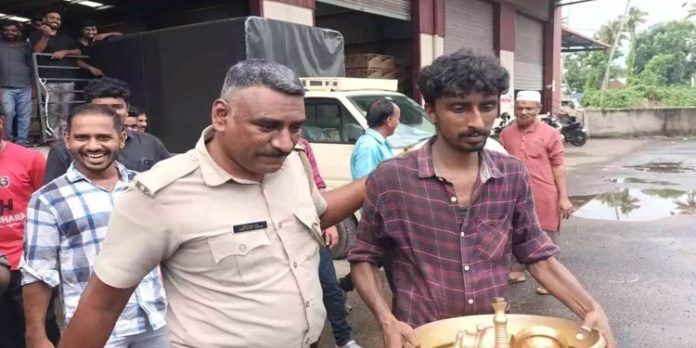 ക്ഷേത്രത്തിലെ ഓട്ടു പാത്രങ്ങള് മോഷ്ടിച്ച് രക്ഷപ്പെടാന് ശ്രമിച്ചയാള് പിടിയില് ക്ഷേത്രത്തിലെ ഓട്ടു പാത്രങ്ങള് മോഷ്ടിച്ച് രക്ഷപ്പെടാന് ശ്രമിച്ചയാള് പിടിയില്