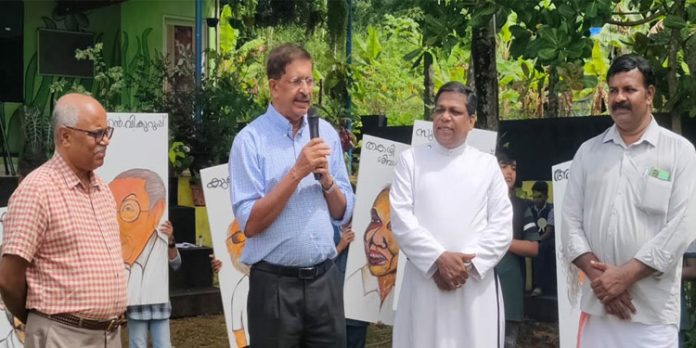 എണ്ണൂറാംവയലില് വായന ദിനത്തില് മലയാളത്തിന്റെ പ്രശസ്ത സാഹിത്യകാരന്മാര് കുട്ടികള്ക്കൊപ്പം എണ്ണൂറാംവയലില് വായന ദിനത്തില് മലയാളത്തിന്റെ പ്രശസ്ത സാഹിത്യകാരന്മാര് കുട്ടികള്ക്കൊപ്പം