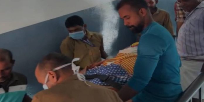കാസര്ഗോഡ് ജനറല് ആശുപത്രിയിലെ ലിഫ്റ്റ് ശരിയാക്കിയില്ല ; വീണ്ടും മൃതദേഹം ചുമന്ന് ഇറക്കി കാസര്ഗോഡ് ജനറല് ആശുപത്രിയിലെ ലിഫ്റ്റ് ശരിയാക്കിയില്ല ; വീണ്ടും മൃതദേഹം ചുമന്ന് ഇറക്കി