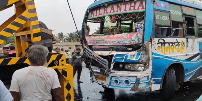 ഒഡീഷ ട്രെയിൻ ദുരന്തം ; പരുക്കേറ്റവരുമായി പോയ ബസ് അപകടത്തിൽപ്പെട്ടു ഒഡീഷ ട്രെയിൻ ദുരന്തം ; പരുക്കേറ്റവരുമായി പോയ ബസ് അപകടത്തിൽപ്പെട്ടു