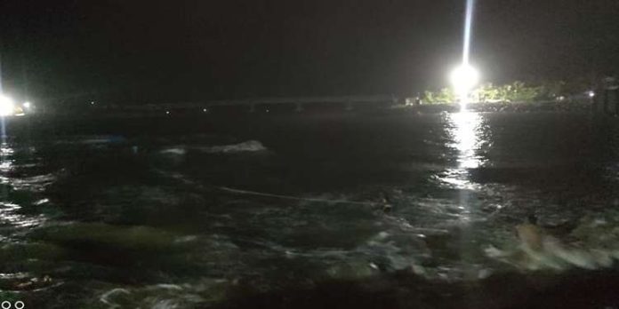 മുതലപ്പൊഴിയിൽ വീണ്ടും വള്ളം മറിഞ്ഞു ; മൂന്ന് മത്സ്യത്തൊഴിലാളികളെ രക്ഷപ്പെടുത്തി മുതലപ്പൊഴിയിൽ വീണ്ടും വള്ളം മറിഞ്ഞു ; മൂന്ന് മത്സ്യത്തൊഴിലാളികളെ രക്ഷപ്പെടുത്തി