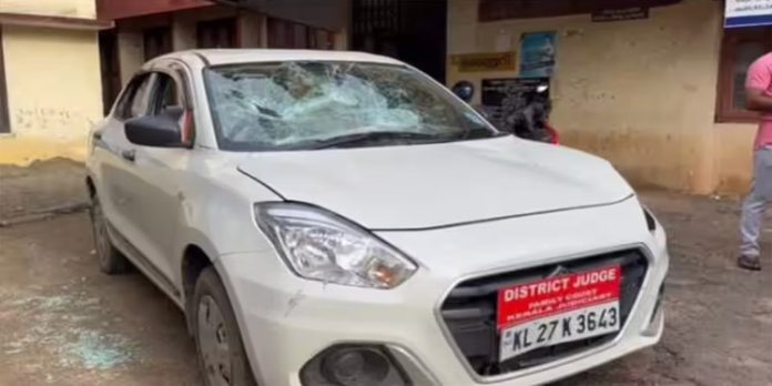 പത്തനംതിട്ടയിൽ ജഡ്ജിയുടെ കാർ അടിച്ചുതകർത്തു പത്തനംതിട്ടയിൽ ജഡ്ജിയുടെ കാർ അടിച്ചുതകർത്തു