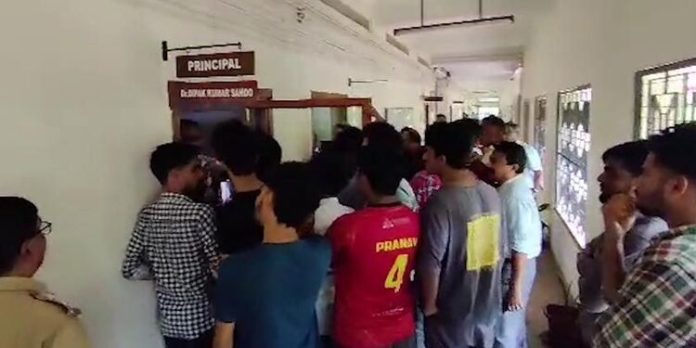 കുസാറ്റില് വിദ്യാര്ഥി സംഘര്ഷം ; കെ. എസ്.യു–എസ്.എഫ്.ഐ പ്രവര്ത്തകര് ഏറ്റുമുട്ടി കുസാറ്റില് വിദ്യാര്ഥി സംഘര്ഷം ; കെ. എസ്.യു–എസ്.എഫ്.ഐ പ്രവര്ത്തകര് ഏറ്റുമുട്ടി