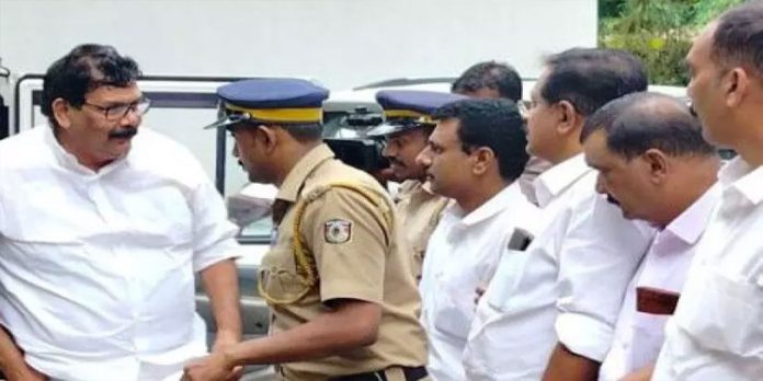 പുൽപ്പള്ളി ബാങ്ക് വായ്പത്തട്ടിപ്പ് : കെ.കെ. അബ്രഹാമിന്റെ വീട്ടിൽ ഇ.ഡി റെയ്ഡ് പുൽപ്പള്ളി ബാങ്ക് വായ്പത്തട്ടിപ്പ് : കെ.കെ. അബ്രഹാമിന്റെ വീട്ടിൽ ഇ.ഡി റെയ്ഡ്