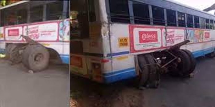 ഓടിക്കൊണ്ടിരുന്ന കെഎസ്ആര്ടിസി ബസിന്റെ പിന്ചക്രം ഊരിത്തെറിച്ചു ഓടിക്കൊണ്ടിരുന്ന കെഎസ്ആര്ടിസി ബസിന്റെ പിന്ചക്രം ഊരിത്തെറിച്ചു