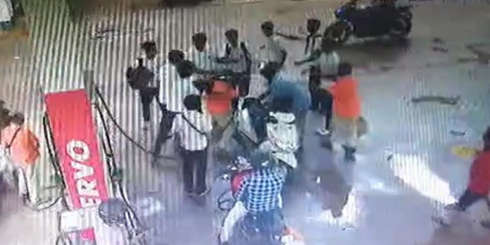 കോഴിക്കോട് പ്ലാസ്റ്റിക് കുപ്പിയില് പെട്രോള് നല്കാത്തതിന്റെ പേരില് സംഘര്ഷം കോഴിക്കോട് പ്ലാസ്റ്റിക് കുപ്പിയില് പെട്രോള് നല്കാത്തതിന്റെ പേരില് സംഘര്ഷം