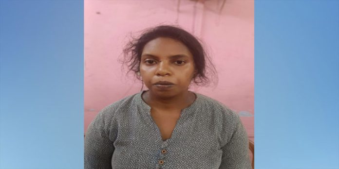 എടിഎം കാര്ഡ് മോഷ്ടിച്ച് തട്ടിപ്പ് നടത്തിയ സ്ത്രീ പിടിയില് എടിഎം കാര്ഡ് മോഷ്ടിച്ച് തട്ടിപ്പ് നടത്തിയ സ്ത്രീ പിടിയില്