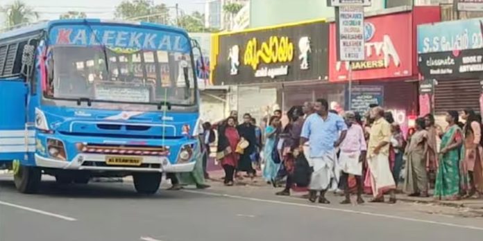 ആലപ്പുഴയിൽ ഓടിക്കൊണ്ടിരുന്ന സ്വകാര്യ ബസിനുള്ളിൽ നിന്നും പുക ; നിലവിളിച്ച് യാത്രക്കാര് ആലപ്പുഴയിൽ ഓടിക്കൊണ്ടിരുന്ന സ്വകാര്യ ബസിനുള്ളിൽ നിന്നും പുക ; നിലവിളിച്ച് യാത്രക്കാര്