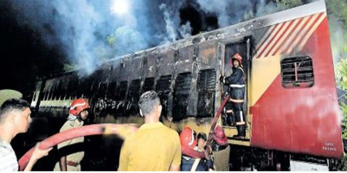കണ്ണൂരിൽ ട്രെയിനിൽ തീപിടുത്തം ; ഒരു ബോഗി കത്തിനശിച്ചു , തീയിട്ടതെന്നു സംശയം കണ്ണൂരിൽ ട്രെയിനിൽ തീപിടുത്തം ; ഒരു ബോഗി കത്തിനശിച്ചു , തീയിട്ടതെന്നു സംശയം