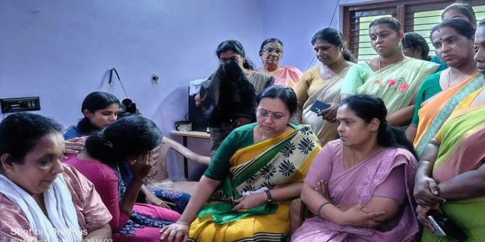 അത്യന്തം വേദനാജനകം, അതിക്രൂരമായ സംഭവം ; രാജുവിന്റെ വീട് സന്ദര്ശിച്ച് വീണ ജോര്ജ് അത്യന്തം വേദനാജനകം, അതിക്രൂരമായ സംഭവം ; രാജുവിന്റെ വീട് സന്ദര്ശിച്ച് വീണ ജോര്ജ്