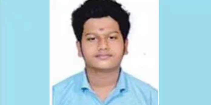 തൃശൂരിൽ ഫുട്ബോൾ കളിക്കുന്നതിനിടെ പ്ലസ് ടു വിദ്യാർത്ഥി കുഴഞ്ഞു വീണ് മരിച്ചു തൃശൂരിൽ ഫുട്ബോൾ കളിക്കുന്നതിനിടെ പ്ലസ് ടു വിദ്യാർത്ഥി കുഴഞ്ഞു വീണ് മരിച്ചു
