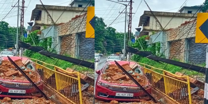 കനത്ത മഴ ; പഴയ കെട്ടിടം ഇടിഞ്ഞു വീണ് വഴിയരികില് പാര്ക്കു ചെയ്ത കാര് തകര്ന്നു കനത്ത മഴ ; പഴയ കെട്ടിടം ഇടിഞ്ഞു വീണ് വഴിയരികില് പാര്ക്കു ചെയ്ത കാര് തകര്ന്നു