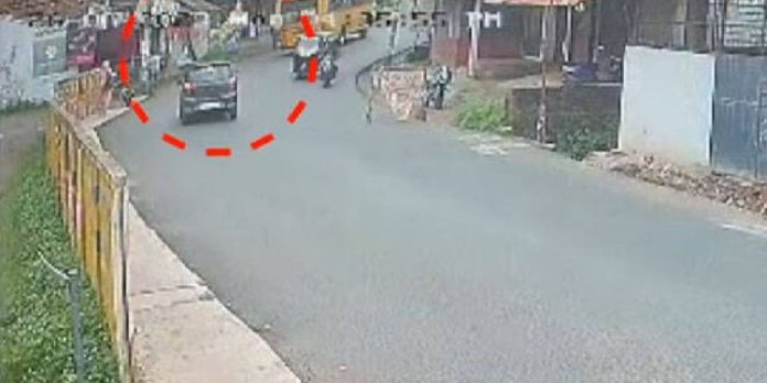 മലപ്പുറത്ത് ഓടിക്കൊണ്ടിരിക്കുന്ന സ്കൂൾ ബസിൽ നിന്ന് വിദ്യാർത്ഥി തെറിച്ചു വീണു മലപ്പുറത്ത് ഓടിക്കൊണ്ടിരിക്കുന്ന സ്കൂൾ ബസിൽ നിന്ന് വിദ്യാർത്ഥി തെറിച്ചു വീണു