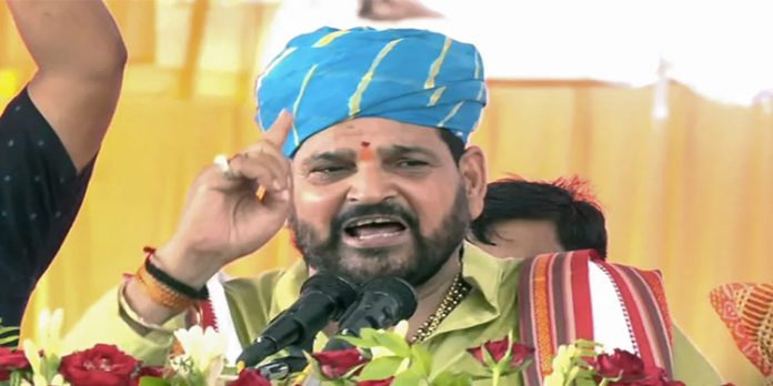 ടി ഷർട്ട് ഉയർത്തി, മാറിടം മുതൽ വയർവരെ തടവി ; എഫ്.ഐ.ആറിലെ വിവരങ്ങൾ പുറത്ത് ടി ഷർട്ട് ഉയർത്തി, മാറിടം മുതൽ വയർവരെ തടവി ; എഫ്.ഐ.ആറിലെ വിവരങ്ങൾ പുറത്ത്
