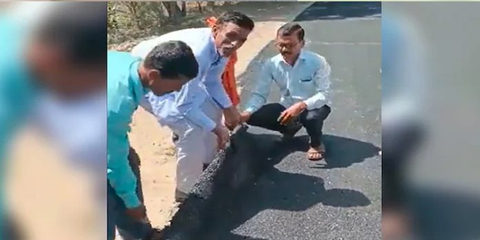 പ്രധാനമന്ത്രിയുടെ പദ്ധതി പ്രകാരം നിര്മ്മിച്ച റോഡ് കൈകൊണ്ട് ചുരുട്ടിയെടുത്ത് ആളുകള് പ്രധാനമന്ത്രിയുടെ പദ്ധതി പ്രകാരം നിര്മ്മിച്ച റോഡ് കൈകൊണ്ട് ചുരുട്ടിയെടുത്ത് ആളുകള്