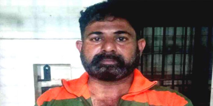 സ്വകാര്യ ബസില് പെണ്കുട്ടിക്ക് നേരെ ലൈംഗികാതിക്രമം ; പ്രതിയെ ഓടിച്ചിട്ട് പിടികൂടി സ്വകാര്യ ബസില് പെണ്കുട്ടിക്ക് നേരെ ലൈംഗികാതിക്രമം ; പ്രതിയെ ഓടിച്ചിട്ട് പിടികൂടി