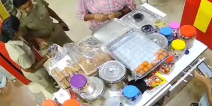 ബ്രഡ് ഓംലെറ്റും ജ്യൂസും കഴിച്ചതിനു ശേഷം പണം നല്കിയില്ല ; പോലീസുകാര്ക്ക് സസ്പെന്ഷന് ബ്രഡ് ഓംലെറ്റും ജ്യൂസും കഴിച്ചതിനു ശേഷം പണം നല്കിയില്ല ; പോലീസുകാര്ക്ക് സസ്പെന്ഷന്