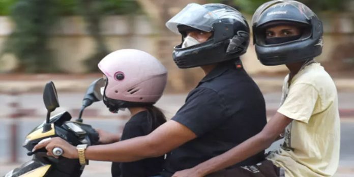 പ്രായത്തിൽ സംശയം തോന്നിയാൽ കുട്ടികളുമായുള്ള ഇരുചക്രവാഹന യാത്രയിൽ എ.ഐ. ക്യാമറ വഴി പിഴയീടാക്കില്ല പ്രായത്തിൽ സംശയം തോന്നിയാൽ കുട്ടികളുമായുള്ള ഇരുചക്രവാഹന യാത്രയിൽ എ.ഐ. ക്യാമറ വഴി പിഴയീടാക്കില്ല