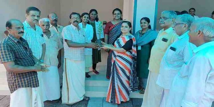 പരിസ്ഥിതി ദിനാചരണത്തിന്റെ ഭാഗമായി പന്തളദേശം റസിഡൻസ് അസോസിയേഷൻ വ്യക്ഷതൈ വിതരണം ചെയ്തു പരിസ്ഥിതി ദിനാചരണത്തിന്റെ ഭാഗമായി പന്തളദേശം റസിഡൻസ് അസോസിയേഷൻ വ്യക്ഷതൈ വിതരണം ചെയ്തു