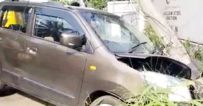 പല്ലി ഡ്രൈവറുടെ ദേഹത്തേക്ക് ചാടി ; നിയന്ത്രണംവിട്ട കാർ വൈദ്യുതി തൂണിലിടിച്ചു പല്ലി ഡ്രൈവറുടെ ദേഹത്തേക്ക് ചാടി ; നിയന്ത്രണംവിട്ട കാർ വൈദ്യുതി തൂണിലിടിച്ചു