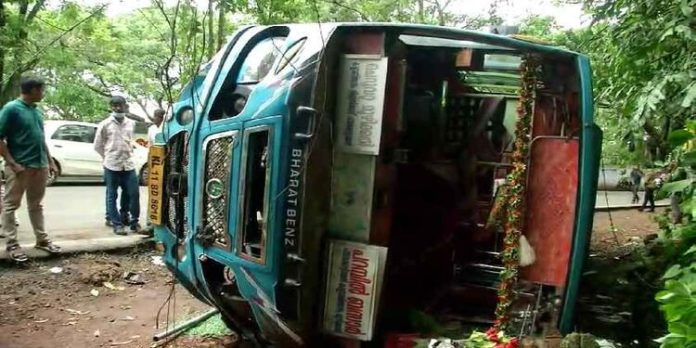 കോഴിക്കോട് സ്വകാര്യബസ് ബൈക്കിലിടിച്ച് മറിഞ്ഞു ; 11 പേര്ക്ക് പരുക്ക് കോഴിക്കോട് സ്വകാര്യബസ് ബൈക്കിലിടിച്ച് മറിഞ്ഞു ; 11 പേര്ക്ക് പരുക്ക്