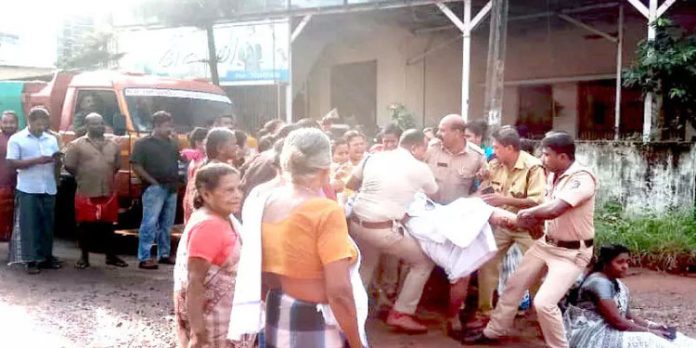 റോഡിലെ വെള്ളക്കെട്ടിൽ വീണ് അപകടം ; ബൈക്ക് യാത്രക്കാർക്ക് പരിക്ക്, പ്രതിഷേധം റോഡിലെ വെള്ളക്കെട്ടിൽ വീണ് അപകടം ; ബൈക്ക് യാത്രക്കാർക്ക് പരിക്ക്, പ്രതിഷേധം
