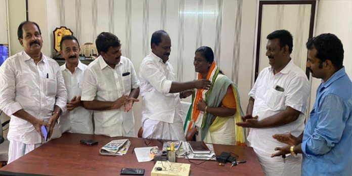 മൈലപ്ര ഗ്രാമപഞ്ചായത്ത് ഉപതെരഞ്ഞെടുപ്പ് വിജയം ; ജെസ്സി വര്ഗീസിന് ഡി.സി.സിയില് സ്വീകരണം നല്കി മൈലപ്ര ഗ്രാമപഞ്ചായത്ത് ഉപതെരഞ്ഞെടുപ്പ് വിജയം ; ജെസ്സി വര്ഗീസിന് ഡി.സി.സിയില് സ്വീകരണം നല്കി