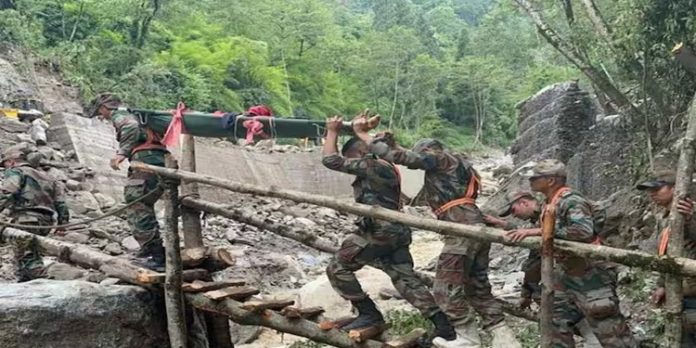 കനത്ത മഴ ; സിക്കിമില് കുടുങ്ങിയ 300 വിനോദസഞ്ചാരികളെ രക്ഷപെടുത്തി കനത്ത മഴ ; സിക്കിമില് കുടുങ്ങിയ 300 വിനോദസഞ്ചാരികളെ രക്ഷപെടുത്തി