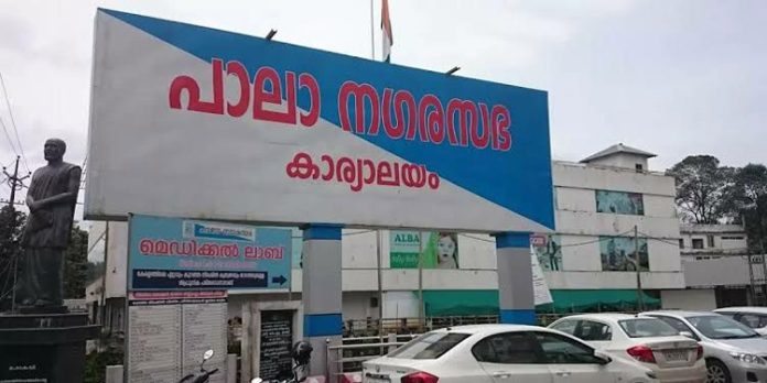 പാലാ നഗരസഭ ഓഫീസില് പഴയ ഫയലുകള് മാറ്റുന്നതും അനധികൃത നിര്മ്മാണവും തടഞ്ഞ് കൗണ്സിലര്മാര് പാലാ നഗരസഭ ഓഫീസില് പഴയ ഫയലുകള് മാറ്റുന്നതും അനധികൃത നിര്മ്മാണവും തടഞ്ഞ് കൗണ്സിലര്മാര്