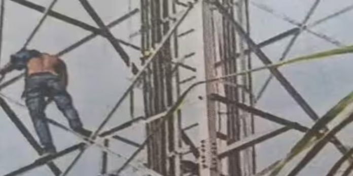 കുടുംബ വഴക്ക് ; മൊബൈൽ ടവറിന് മുകളിൽ കയറി 35 കാരന്റെ ആത്മഹത്യാ ഭീഷണി കുടുംബ വഴക്ക് ; മൊബൈൽ ടവറിന് മുകളിൽ കയറി 35 കാരന്റെ ആത്മഹത്യാ ഭീഷണി