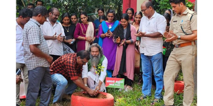 കോന്നി ആനത്താവളത്തിൽ പരിസ്ഥിതിദിനാചരണത്തിന്റെ ഭാഗമായി തുളസിവനം, പച്ചവരത്തണൽ പദ്ധതികൾക്ക് തുടക്കമായി കോന്നി ആനത്താവളത്തിൽ പരിസ്ഥിതിദിനാചരണത്തിന്റെ ഭാഗമായി തുളസിവനം, പച്ചവരത്തണൽ പദ്ധതികൾക്ക് തുടക്കമായി