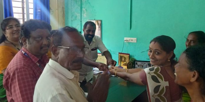 ആരോഗ്യ ഇന്ഷ്വറന്സ് കാര്ഡ് വിതരണം ചെയ്തു ആരോഗ്യ ഇന്ഷ്വറന്സ് കാര്ഡ് വിതരണം ചെയ്തു
