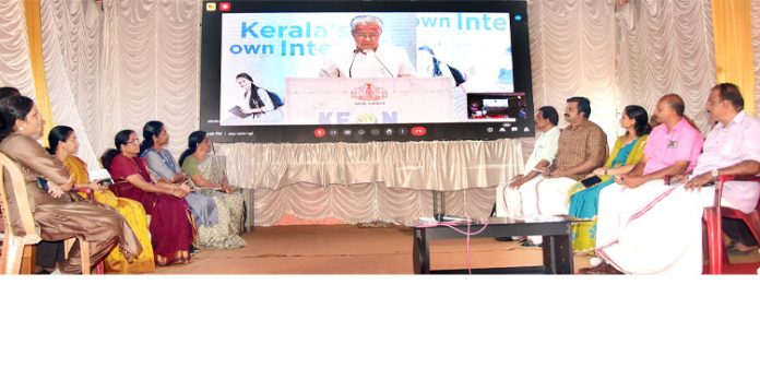 കേരളത്തിലെ എല്ലാ വീടുകളിലും എത്രയും വേഗം ഇന്റര്നെറ്റ് : മുഖ്യമന്ത്രി കേരളത്തിലെ എല്ലാ വീടുകളിലും എത്രയും വേഗം ഇന്റര്നെറ്റ് : മുഖ്യമന്ത്രി