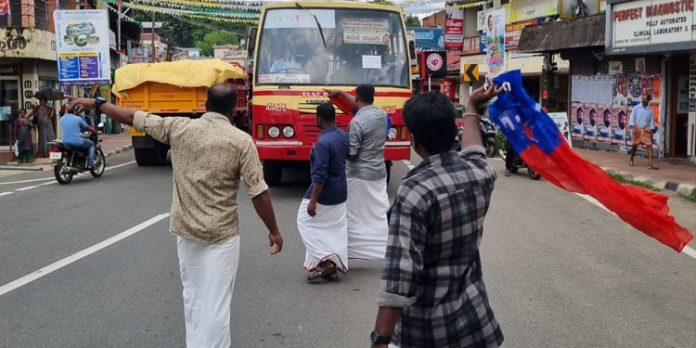 പെരുമ്പുഴ ബസ് സ്റ്റാന്ഡില് കയറാതെ സര്വീസ് നടത്തുന്ന ബസുകളുടെ പേരില് നടപടി വേണം ; എ.ഐ.വൈ.എഫ് പെരുമ്പുഴ ബസ് സ്റ്റാന്ഡില് കയറാതെ സര്വീസ് നടത്തുന്ന ബസുകളുടെ പേരില് നടപടി വേണം ; എ.ഐ.വൈ.എഫ്