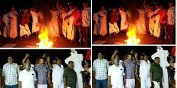 സുധാകരന്റെ അറസ്റ്റ് രാഷ്ട്രീയ പ്രേരിതമെന്നാരോപിച്ച് തെരുവിലിറങ്ങി പ്രതിഷേധിച്ച് കോൺഗ്രസ് സുധാകരന്റെ അറസ്റ്റ് രാഷ്ട്രീയ പ്രേരിതമെന്നാരോപിച്ച് തെരുവിലിറങ്ങി പ്രതിഷേധിച്ച് കോൺഗ്രസ്