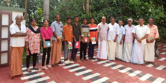 പഠനോപകരണങ്ങൾ വിതരണം ചെയ്തു പഠനോപകരണങ്ങൾ വിതരണം ചെയ്തു