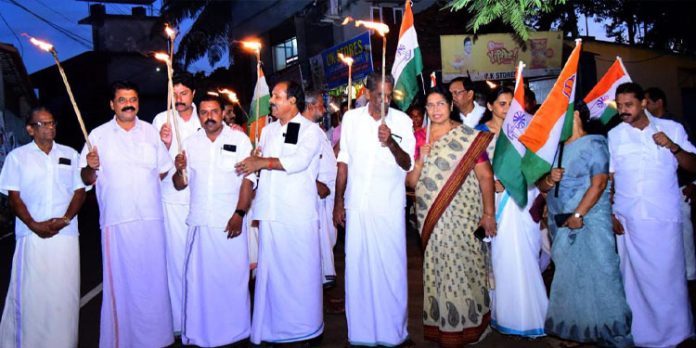 മലയാലപ്പുഴയിൽ കോൺഗ്രസ് പന്തംകൊളുത്തി പ്രകടനവും യോഗവും നടത്തി മലയാലപ്പുഴയിൽ കോൺഗ്രസ് പന്തംകൊളുത്തി പ്രകടനവും യോഗവും നടത്തി