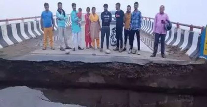 കനത്ത മഴയിൽ മീററ്റിലെ പാലം തകര്ന്നു ; റോഡ് ഒലിച്ചു പോയി ; ഒറ്റപ്പെട്ട് ഗ്രാമങ്ങള് കനത്ത മഴയിൽ മീററ്റിലെ പാലം തകര്ന്നു ; റോഡ് ഒലിച്ചു പോയി ; ഒറ്റപ്പെട്ട് ഗ്രാമങ്ങള്