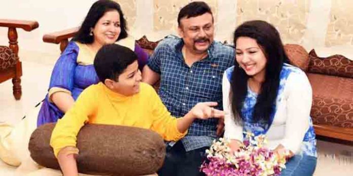 മകള്ക്ക് എം.ബി.ബി.എസ് ലഭിച്ച സന്തോഷം പങ്കുവെച്ച് നടന് ബൈജു മകള്ക്ക് എം.ബി.ബി.എസ് ലഭിച്ച സന്തോഷം പങ്കുവെച്ച് നടന് ബൈജു