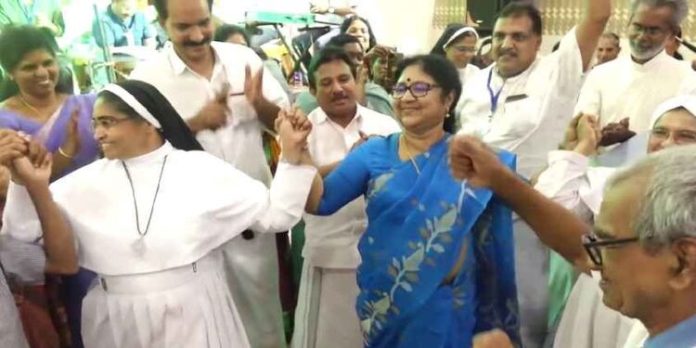 പൊതുപരിപാടിയില് നൃത്തച്ചുവടുകളുമായി മന്ത്രി ആര്. ബിന്ദു ; കന്യാസ്ത്രീകള്ക്കൊപ്പം പൊതുപരിപാടിയില് നൃത്തച്ചുവടുകളുമായി മന്ത്രി ആര്. ബിന്ദു ; കന്യാസ്ത്രീകള്ക്കൊപ്പം