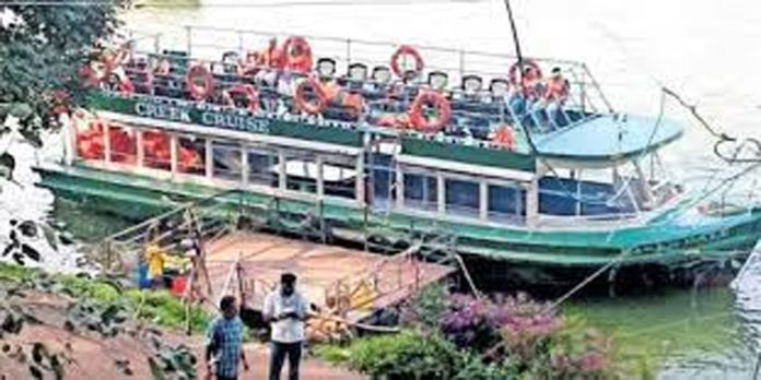 മാട്ടുപ്പെട്ടിയിലെ ബോട്ടിങ് നിര്ത്താന് നിർദേശം മാട്ടുപ്പെട്ടിയിലെ ബോട്ടിങ് നിര്ത്താന് നിർദേശം
