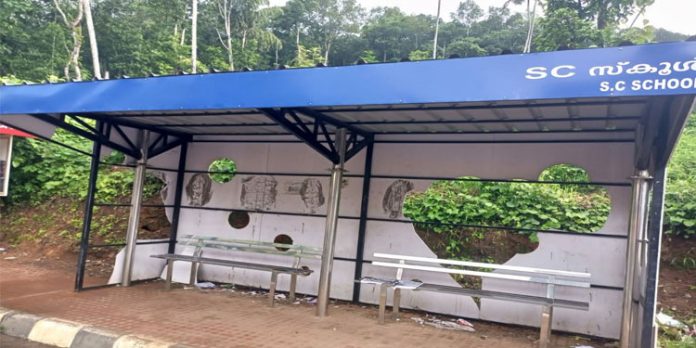ബസ് കാത്തിരിപ്പ് കേന്ദ്രം തകര്ത്ത് സാമൂഹ്യവിരുദ്ധര് ബസ് കാത്തിരിപ്പ് കേന്ദ്രം തകര്ത്ത് സാമൂഹ്യവിരുദ്ധര്